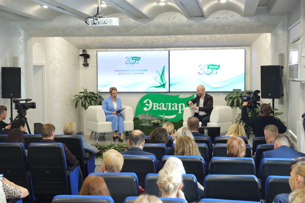 More than 7000 doctors participated in a scientific conference at the Evalar production facility.jpeg